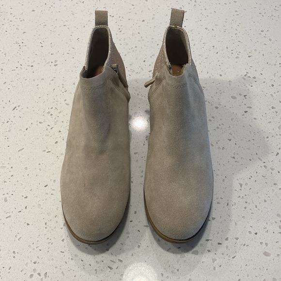 🩶 TOMS Deia Oxford Tan Suede/Glimmer Glitter Ankle Boot Bootie Short - Picture 2 of 6